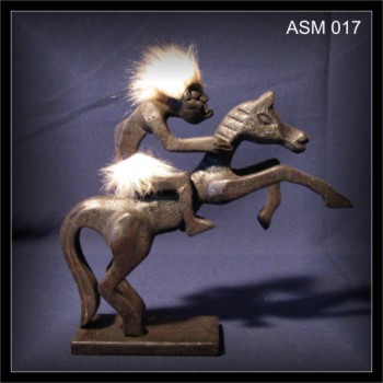 Asmat Reiter auf aufbäumendem Pferd, geschnitzte Holzfigur (ASM 017)